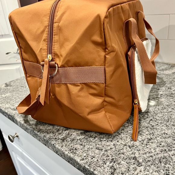 NWT Large Chic Duffle Bag - Picture 9 of 10